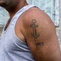 Barbat cu tatuaj pe calea Mosilor
