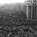 Miting contra și pro FSN în piața Victoriei