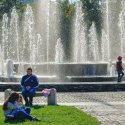 Oameni relaxanduse in parcul Alexandru Ioan Cuza / Titan