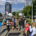 Atmosferă de vară cu corporatiști lângă metrou Aurel Vlaicu