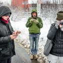 Asteptand autobuzul spre oras - Drumul Sabareni