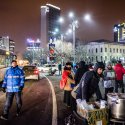 Voluntari oferind ceai cald - Protest anticoruptie - Piata Victoriei