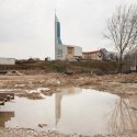 Biserica catolică Sfântul Francisc de Assisi reflectată într-o baltă