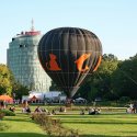 Balon cu reclama "Orange" in fața sediului Vodafone :)