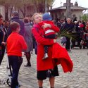 Parinti si copii participanti la Procesiunea de Florii