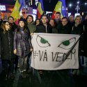 Membri ai PNL, USR și ONG-uri anticorupție la protestul "Ei cu hoții, noi cu toții!"