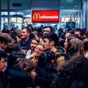 Intrarea in tunelul de trecere metrou Unirii 2 spre 1 cu aglomeratie si McDonald's