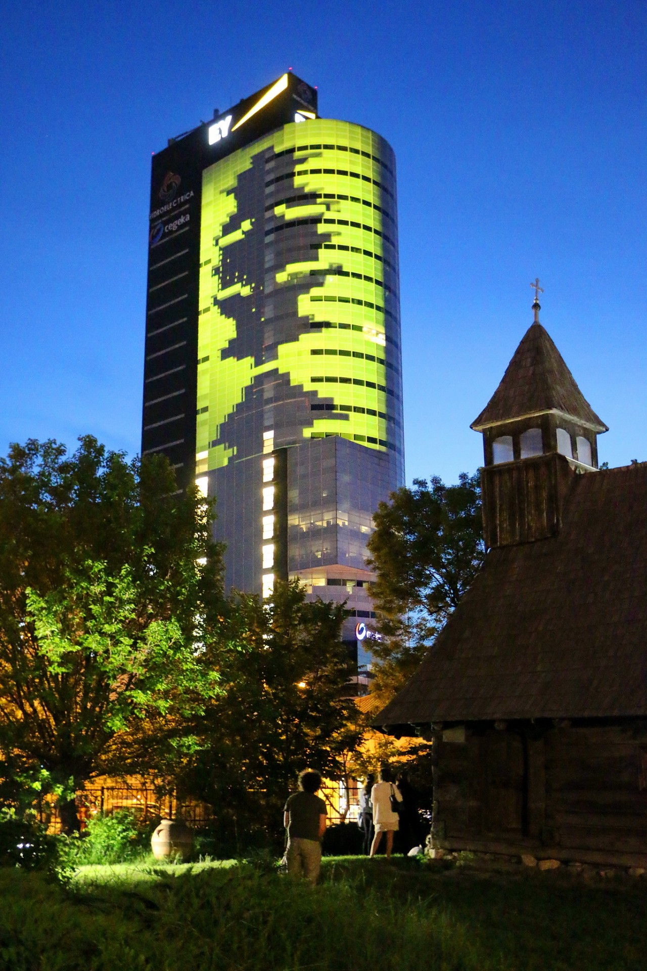 Bucharest Tower Center luminat la ceas de seara