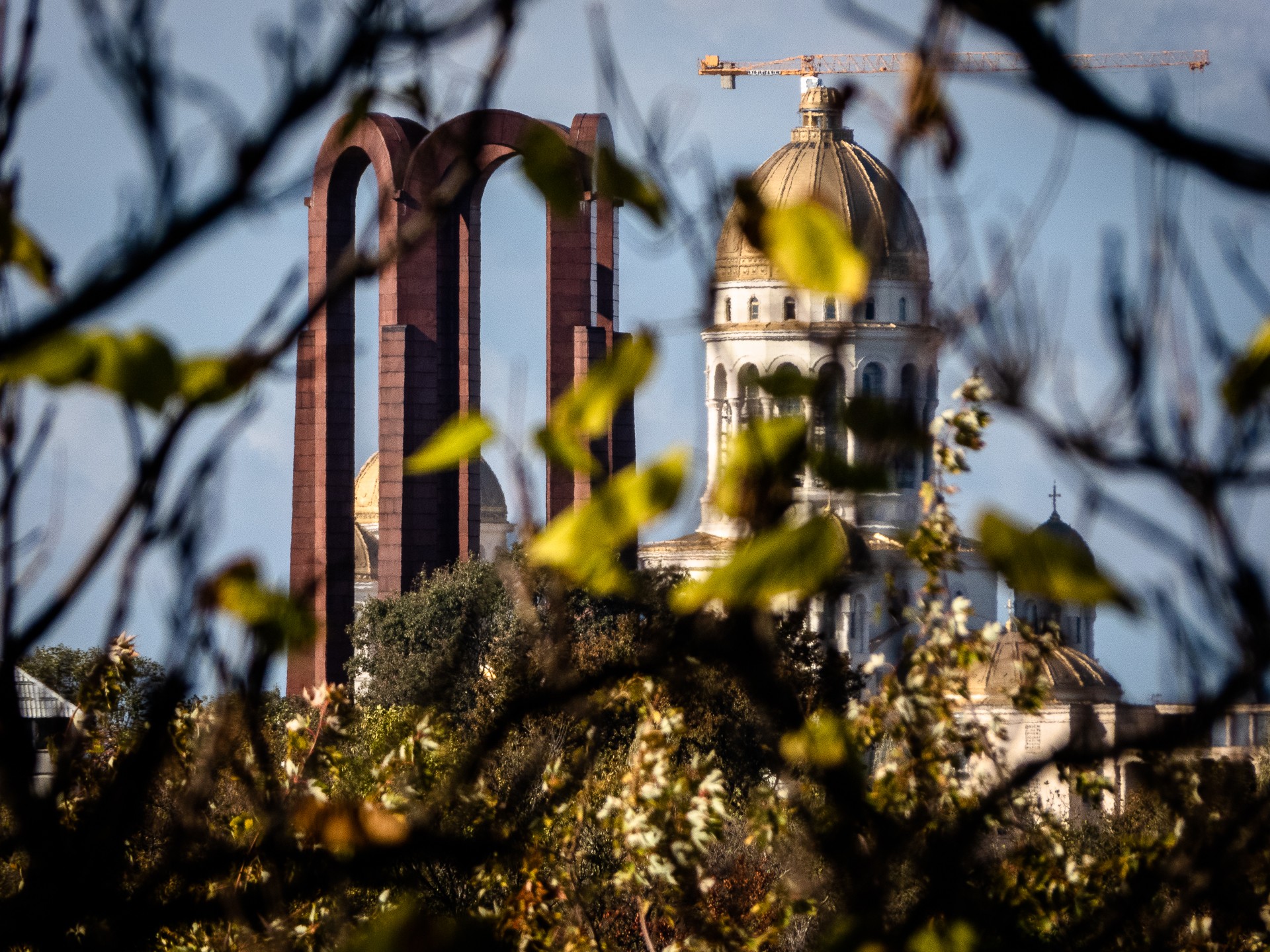 Mausoleul și Catedrala văzute din parcul Tineretului