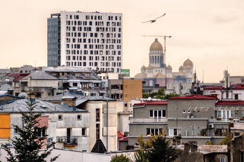 Vedere către Catedrala Mântuirii Neamului - Strada Căderea Bastiliei