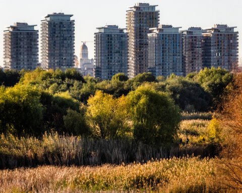 Asmita Gardens și Catedrala Neamului văzute dio Parcul Natural Văcărești