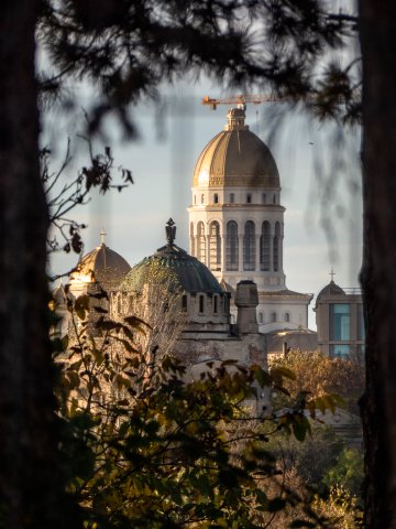 Catedrala Mântuirii Neamului văzută din parcul Tineretului