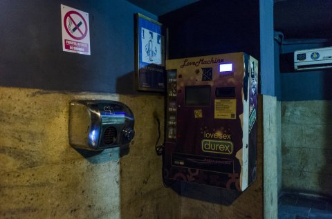 Automat de prezervative la Club A