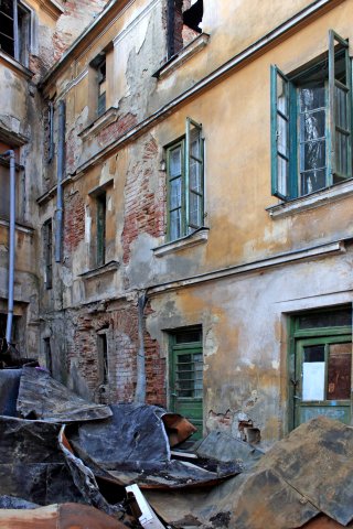 Hotelul Concordia - curtea interiora cu resturile acoperisului