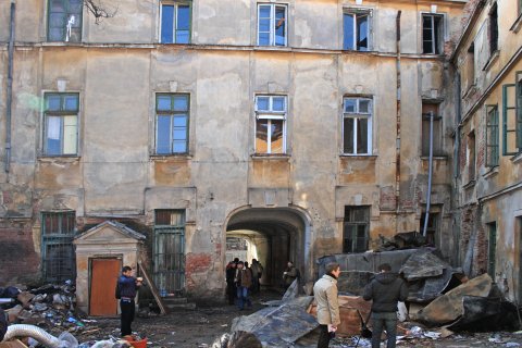 Hotelul Concordia curtea interioara cu gunoaie si acolerisul ars