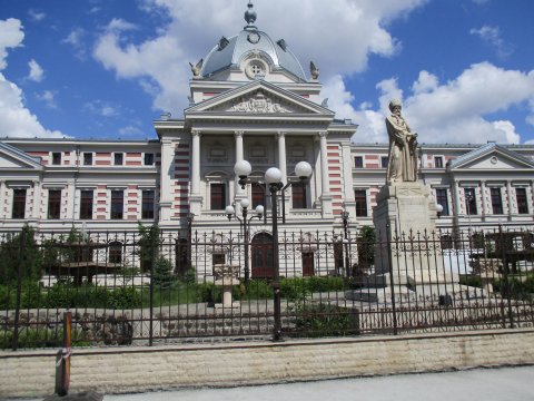 Statuia lui Constantin Brancoveanu in fata spitalului Coltea