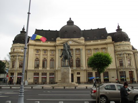 Statuia lui Carol I in fata Bibliotecii Universitare