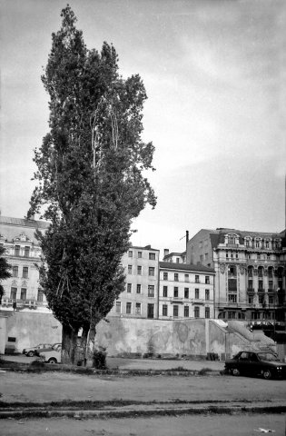 In spatele fostului teatru national