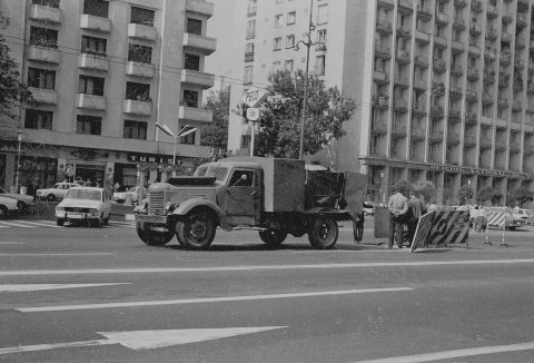 Camion ZIL la asfaltat pe bd Magheru 1976