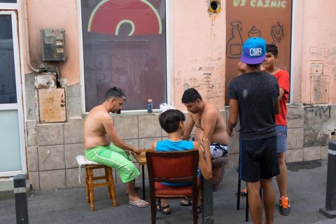 La un joc de table pe strada Baia de fier