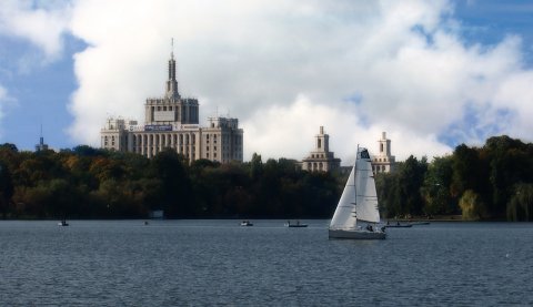 Parcul Herăstrău cu casa presei libere și iole