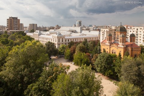 Vedere spre Palatul de Justiție și Biserica Domnița Bălașa