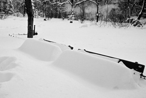Bănci sub zăpadă în parcul Gării