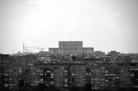 Vedere către Palatul Parlamentului din clădirea Belvedere Baba Novac