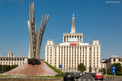 Vedere către Casa Presei Libere (fosta Casa Scânteii) și monumentul 