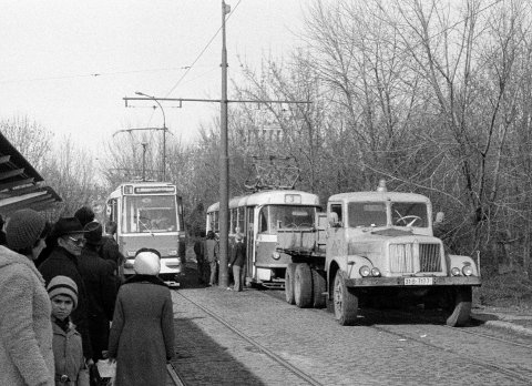 Camion Tatra remorcand un tramvai