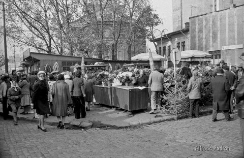 Piața de flori din spatele bisericii Sfântul Ioan Nou