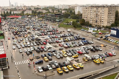 Parcarea Centrului Comercial Auchan Titan