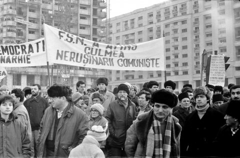 Miting contra și pro FSN în piața Victoriei