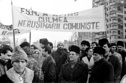 Miting contra și pro FSN în piața Victoriei