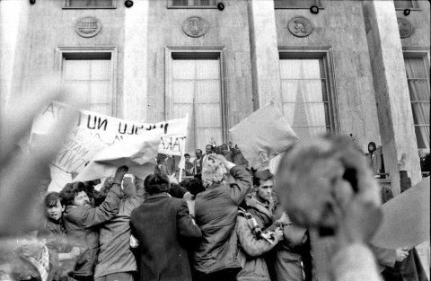 Miting contra și pro FSN în piața Victoriei