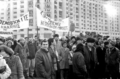 Miting contra și pro FSN în piața Victoriei