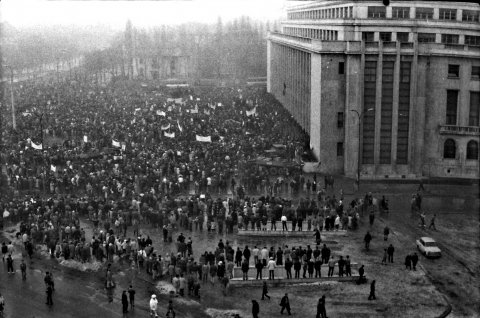 Miting contra și pro FSN în piața Victoriei