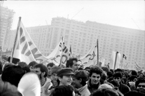 Miting contra și pro FSN în piața Victoriei