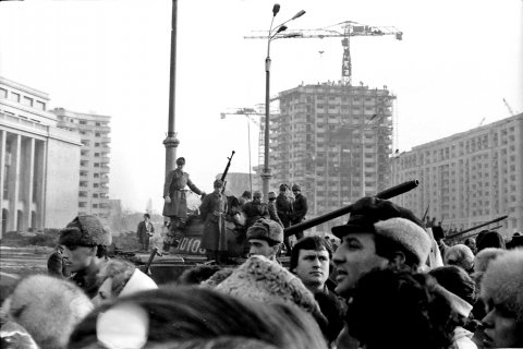 Miting contra și pro FSN în piața Victoriei