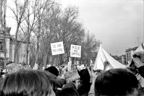 Miting contra și pro FSN în piața Victoriei