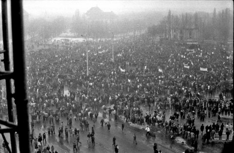 Miting contra și pro FSN în piața Victoriei