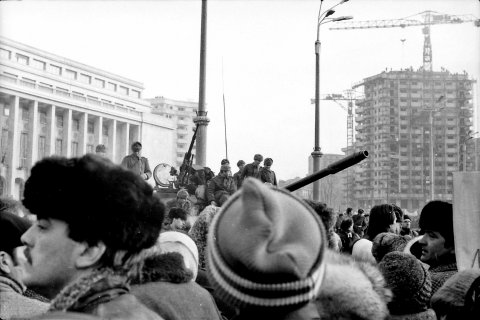 Miting contra și pro FSN în piața Victoriei