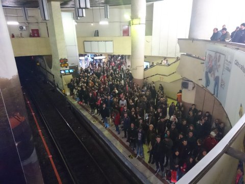 Dimineața la metrou - stația Piața Victoriei 2