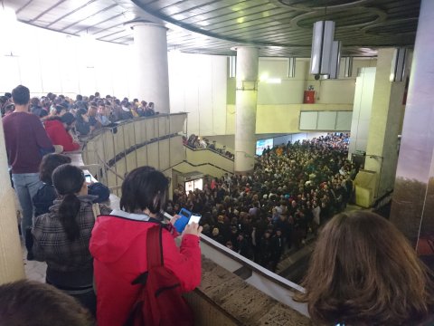 Dimineața la metrou - stația Piața Victoriei 2