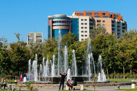 Cladirea Belvedere de pe strada Baba Novac vazuta din parcul Alexandru Ioan Cuza ( IOR;Titan)