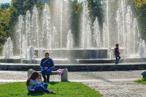 Oameni relaxanduse in parcul Alexandru Ioan Cuza / Titan
