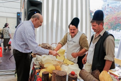 Stand cu branzeturi traditionale in cadrul Bucharest Food Festival, 16-19 octombrie 2008