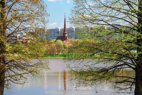 Biserica Pogorarea Sfandului Duh din cartierul Titan vazuta din parcul Alexandru Ioan Cuza (IOR, Titan)