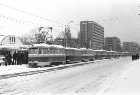 Tramvaie blocate în fața pieții 7 Noiembrie (actuală Domenii)