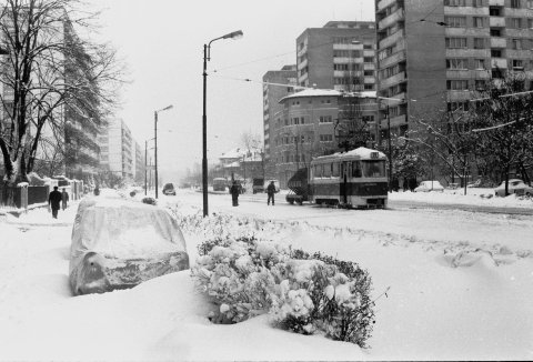 Tramvai cu sărărița pentru împrăștiat sare ca să dezghețe liniile.